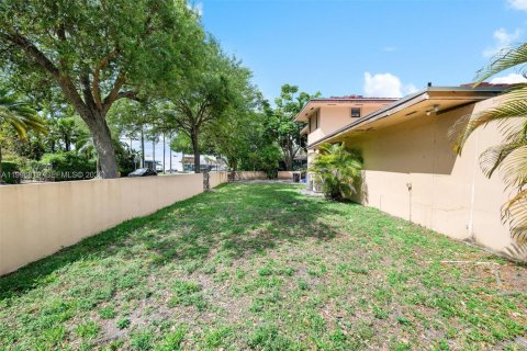 House in Coral Gables, Florida 5 bedrooms, 290.13 sq.m. № 2058566 - photo 19