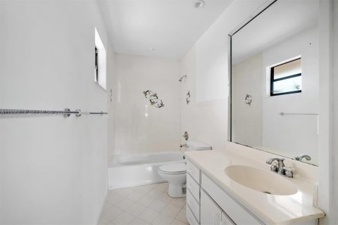 House in Coral Gables, Florida 5 bedrooms, 290.13 sq.m. № 2058566 - photo 16