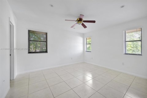 House in Coral Gables, Florida 5 bedrooms, 290.13 sq.m. № 2058566 - photo 12