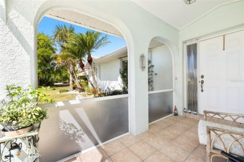 House in Punta Gorda, Florida 3 bedrooms, 142.23 sq.m. № 1723548 - photo 4