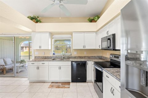 House in Punta Gorda, Florida 3 bedrooms, 142.23 sq.m. № 1723548 - photo 10