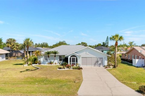 House in Punta Gorda, Florida 3 bedrooms, 142.23 sq.m. № 1723548 - photo 1