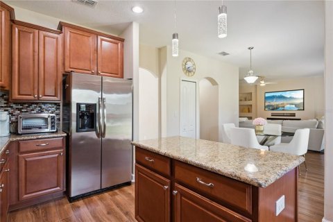 House in Davenport, Florida 4 bedrooms, 226.68 sq.m. № 2202586 - photo 14