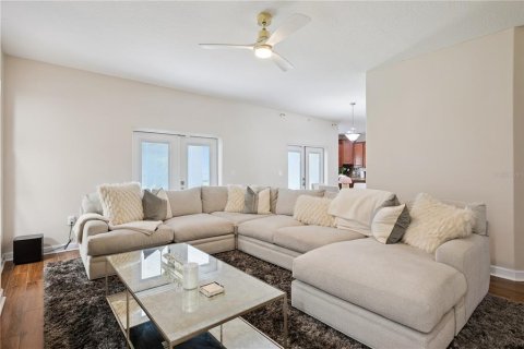 House in Davenport, Florida 4 bedrooms, 226.68 sq.m. № 2202586 - photo 9