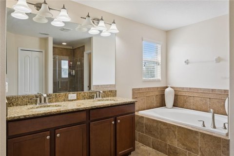 House in Davenport, Florida 4 bedrooms, 226.68 sq.m. № 2202586 - photo 20