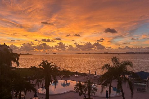 Condo in Saint Petersburg, Florida, 2 bedrooms  № 2284028 - photo 3