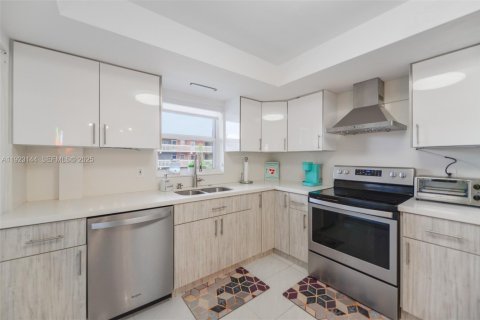 Condominio en venta en Hallandale Beach, Florida, 2 dormitorios, 99.41 m2 № 1983554 - foto 9