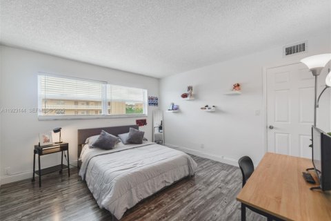 Condominio en venta en Hallandale Beach, Florida, 2 dormitorios, 99.41 m2 № 1983554 - foto 20