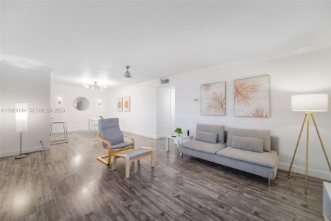 Condominio en venta en Hallandale Beach, Florida, 2 dormitorios, 99.41 m2 № 1983554 - foto 3