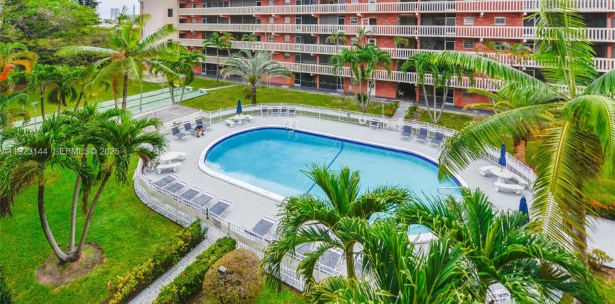 Condominio en Hallandale Beach, Florida, 2 dormitorios  № 1983554