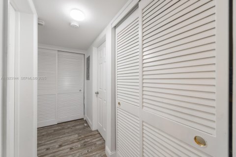 Condominio en venta en Hallandale Beach, Florida, 2 dormitorios, 99.41 m2 № 1983554 - foto 24