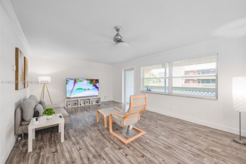 Condominio en venta en Hallandale Beach, Florida, 2 dormitorios, 99.41 m2 № 1983554 - foto 4
