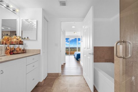 Copropriété à vendre à Miami, Floride: 2 chambres, 109.62 m2 № 1946551 - photo 11