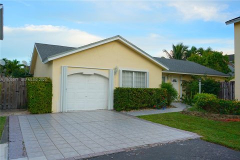 Casa en venta en Doral, Florida, 3 dormitorios, 137.87 m2 № 1993626 - foto 1
