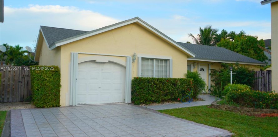 Casa en Doral, Florida 3 dormitorios, 137.87 m2 № 1993626