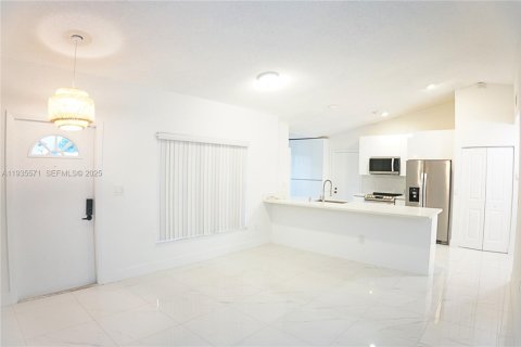 Casa en venta en Doral, Florida, 3 dormitorios, 137.87 m2 № 1993626 - foto 3