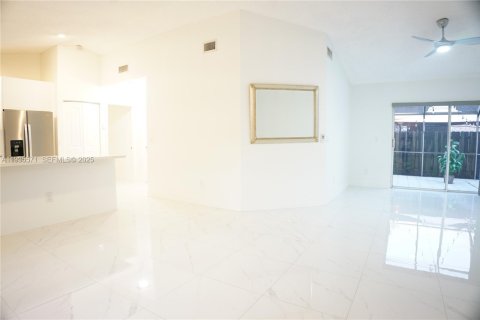 Casa en venta en Doral, Florida, 3 dormitorios, 137.87 m2 № 1993626 - foto 4