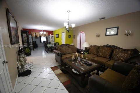 House in Cutler Bay, Florida 3 bedrooms № 2402118 - photo 8