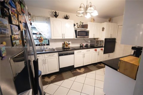 House in Cutler Bay, Florida 3 bedrooms № 2402118 - photo 4