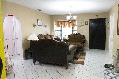 House in Cutler Bay, Florida 3 bedrooms № 2402118 - photo 3