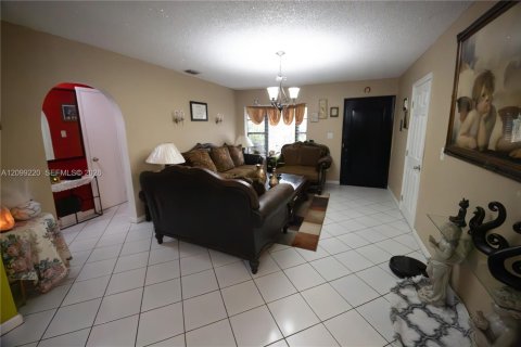House in Cutler Bay, Florida 3 bedrooms № 2402118 - photo 5