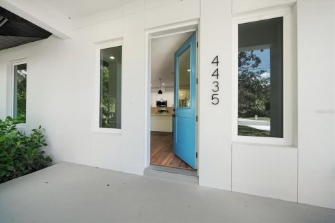 House in Saint Petersburg, Florida 3 bedrooms, 172.43 sq.m. № 1904037 - photo 5