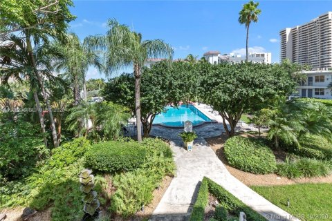 Condo in Miami Beach, Florida № 2176014 - photo 14