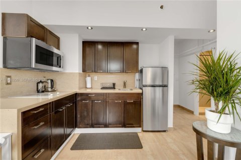 Condo in Miami Beach, Florida № 2176014 - photo 9