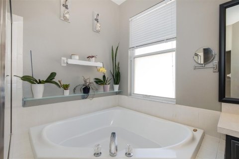 House in Tampa, Florida 3 bedrooms, 164.81 sq.m. № 2208284 - photo 19
