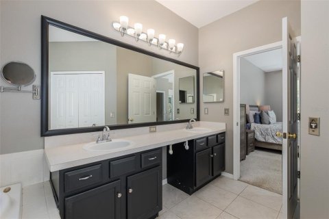 House in Tampa, Florida 3 bedrooms, 164.81 sq.m. № 2208284 - photo 18