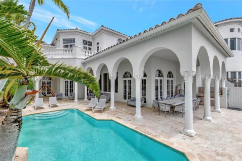 House in Aventura, Florida 5 bedrooms, 494.15 sq.m. № 1980288