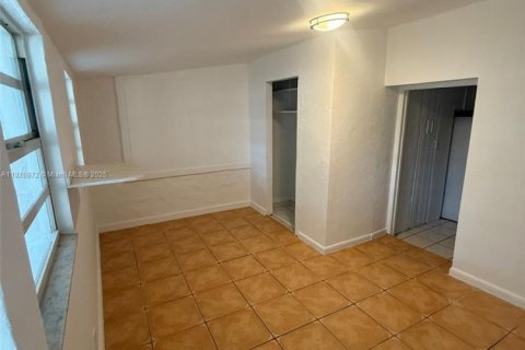 House in Opa-locka, Florida 1 bedroom, 272.85 sq.m. № 1920550 - photo 3