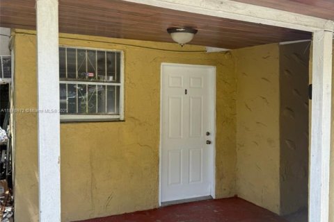 House in Opa-locka, Florida 1 bedroom, 272.85 sq.m. № 1920550 - photo 1