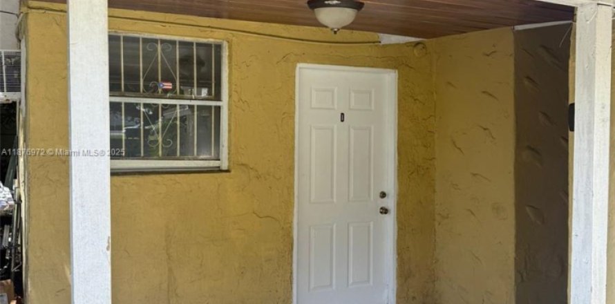 House in Opa-locka, Florida 1 bedroom, 272.85 sq.m. № 1920550