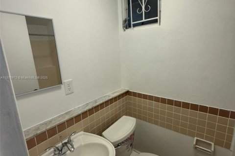 House in Opa-locka, Florida 1 bedroom, 272.85 sq.m. № 1920550 - photo 5