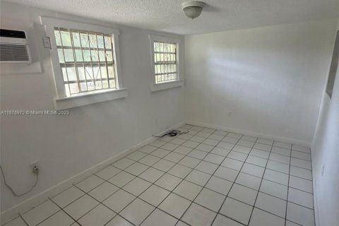 House in Opa-locka, Florida 1 bedroom, 272.85 sq.m. № 1920550 - photo 8