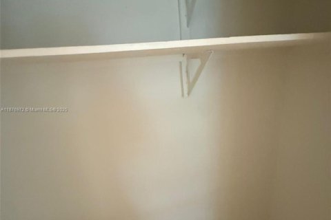 House in Opa-locka, Florida 1 bedroom, 272.85 sq.m. № 1920550 - photo 10