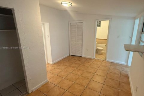 House in Opa-locka, Florida 1 bedroom, 272.85 sq.m. № 1920550 - photo 2