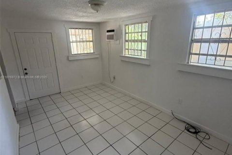 House in Opa-locka, Florida 1 bedroom, 272.85 sq.m. № 1920550 - photo 7