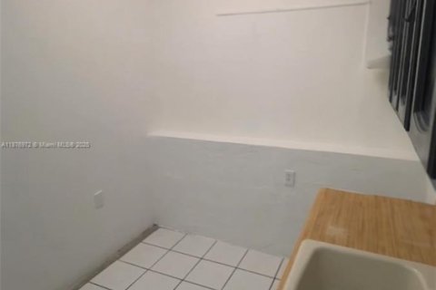 House in Opa-locka, Florida 1 bedroom, 272.85 sq.m. № 1920550 - photo 4