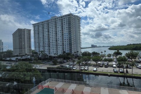 Condo in Sunny Isles Beach, Florida, 1 bedroom  № 2001411 - photo 10