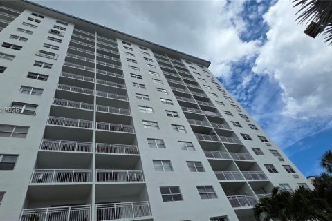 Condo in Sunny Isles Beach, Florida, 1 bedroom  № 2001411 - photo 28