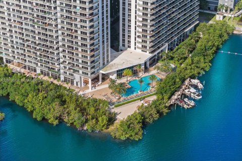 Copropriété à vendre à North Miami Beach, Floride: 2 chambres, 103.96 m2 № 2153728 - photo 3