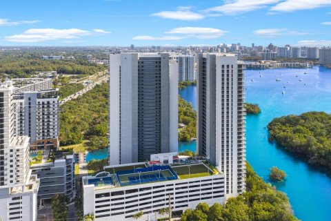 Copropriété à vendre à North Miami Beach, Floride: 2 chambres, 103.96 m2 № 2153728 - photo 2