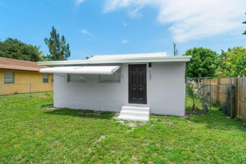 House in Delray Beach, Florida 2 bedrooms, 68.38 sq.m. № 2432855