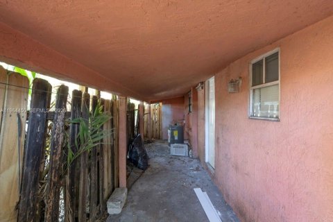 Commercial property in Miami, Florida 139.82 sq.m. № 2089724 - photo 18