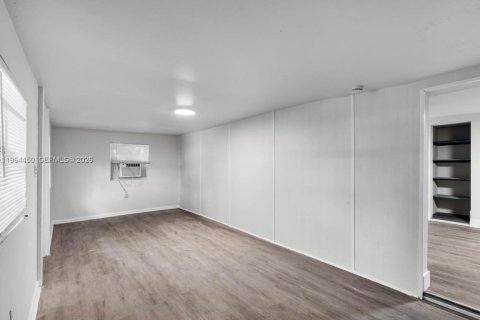 Commercial property in Miami, Florida 139.82 sq.m. № 2089724 - photo 3