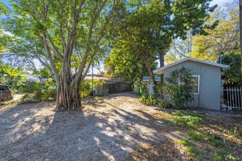 Commercial property in Miami, Florida 139.82 sq.m. № 2089724 - photo 20
