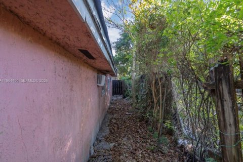 Commercial property in Miami, Florida 139.82 sq.m. № 2089724 - photo 19