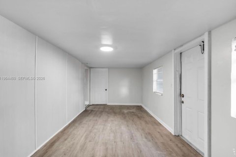 Commercial property in Miami, Florida 139.82 sq.m. № 2089724 - photo 4
